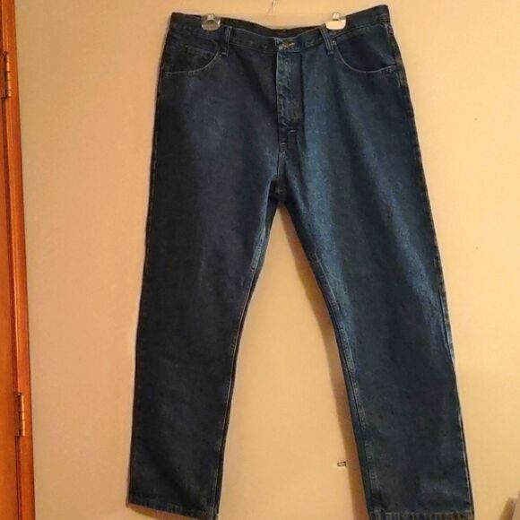 New Wrangler Men's 40x30 regular‎ fit 100% cotton medium wash jeans - Picture 1 of 5
